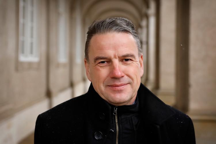 Christian Friis Bach (V) skiftede i 2024 fra Radikale Venstre til Venstre, som han i dag er udviklingsordfører for. Som udviklingsordfører har han indtil for nylig arbejdet for en højere udviklingsbistand. Foto: Jens Dresling
