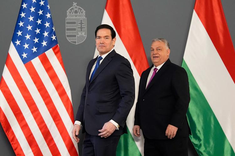 Den amerikanske udenrigsminister Marco Rubio (t.v.) og den ungarske ministerpræsident, Viktor Orbán, mødtes mandag i Budapest. Foto: Alex Brandon/Ritzau Scanpix