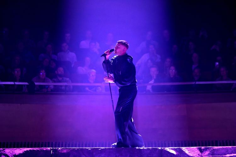 Jeppe Kronback alias Uro på scenen i Koncertsalen, hvor han spiller tre udsolgte koncerter denne uge. Foto: Jacob Ehrbahn