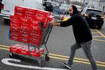 Skal vi holde op med at drikke Coca-Cola for at boykotte USA? Men så skal vi vel heller ikke være på Instagram, køre i Tesla eller sige 'fuck'?  Foto: Mike Segar/Ritzau Scanpix