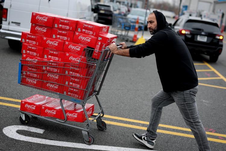 Skal vi holde op med at drikke Coca-Cola for at boykotte USA? Men så skal vi vel heller ikke være på Instagram, køre i Tesla eller sige 'fuck'?  Foto: Mike Segar/Ritzau Scanpix