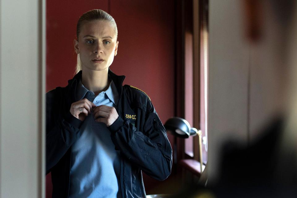Clara Rosager medvirkede for nylig i Netflix-hittet 'Legenden', hvor hun spillede undercover-bejent. Nu er hun aktuel i DR's nye søndagsdramaserie 'Uniformen'.  Foto: Per Arnesen, DR 