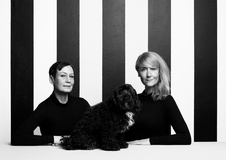 Det er i høj grad Sarah Boberg og Anette Støvelbæks fortjeneste, at øvelsen med at kanalisere Line Knutzons karakterer lykkes. Foto: Robin Skjoldborg