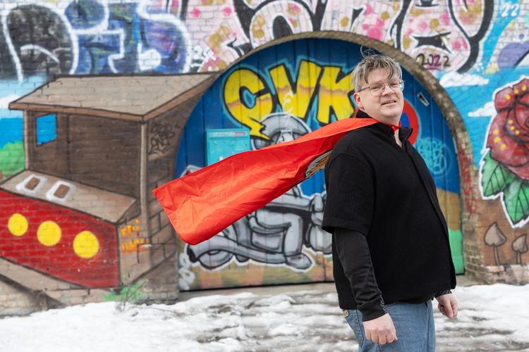 Da Thomas Neeson voksede op på Christiania, kaldte man de seje fyre for gangstere. Han er nu færdiguddannet sosu-assistent og ser sig selv som en slags superhelt, der giver det vigtigste, man kan give til andre mennesker: omsorg. Derfor superheltekappen.   Foto: Thomas Borberg