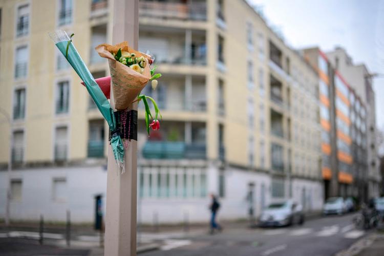 En buket blomster til minde for den unge franske højrefløjsaktivist Quentin Deranque. Mordet på har sat gang i demonstrationer i Paris og Montpellier. Foto: Olivier Chassignole/Ritzau Scanpix