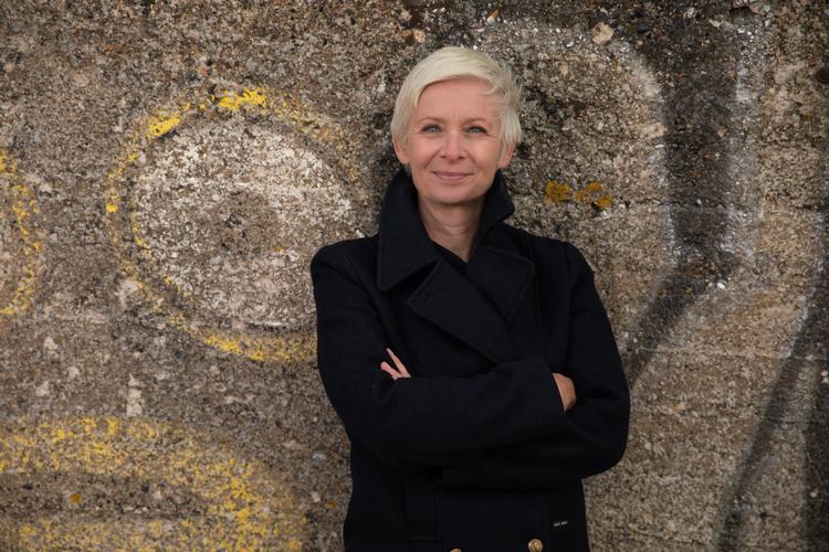 Dörte Hansen skriver om sammensatte og forknytte personer i en prosa, som er rundet af forblæst sanselighed og havsaltet poesi. Foto: Sven Jaax