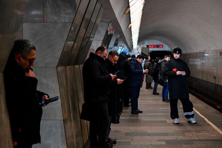 Sikkerheden er skærpet i undergrundsbanen i Moskva, fordi der er ulovlige våben i omløb. Ud over metaldetektorer bruger metrovagter håndholdte røntgenskannere til at kontrollere passagerer. Foto: Hector Retamal/Ritzau Scanpix