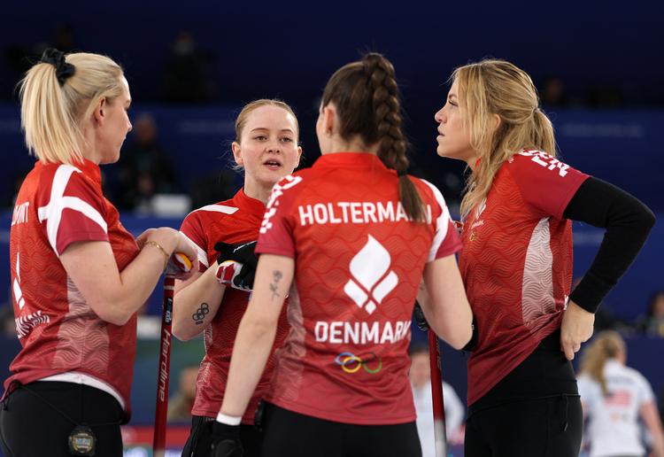 Viceskipper  Mathilde Halse (i midten) og resten af det danske curlinglandshold var kommet på en svær opgave mod USA. Det endte med at danskerne gav op efter 8. ende, da de var bagud 10-30. Foto: Issei Kato/Ritzau Scanpix