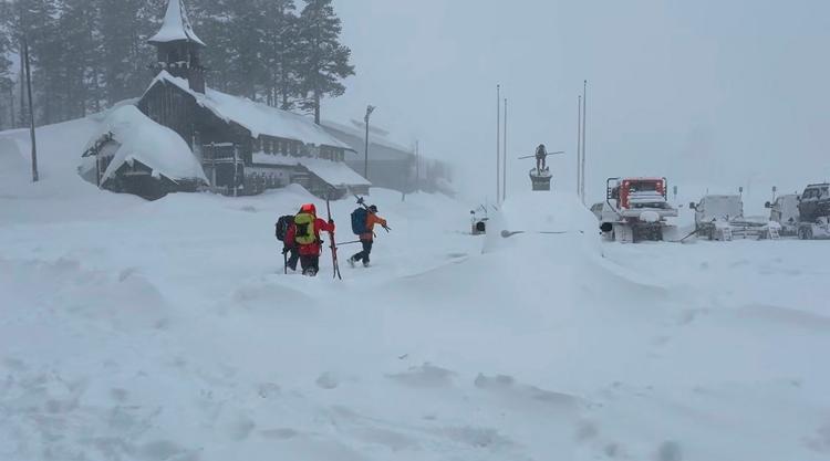 Lokale myndigheder i Californien har kontakt med seks personer, der er strandet. Ti andre er forsvundet, efter efter en lavine tirsdag ramte Sierra Nevada-bjergene. Området i Californien har den senere tid været ramt af voldsomme snestorme.. På billedet ses et redningshold omkring Castle Peak .   Foto: Handout/Ritzau Scanpix