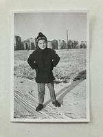 Politikens litteraturedaktør Jes Stein Pedersen foran højhusene på Bellahøj, hvor han voksede op. Privatfoto 