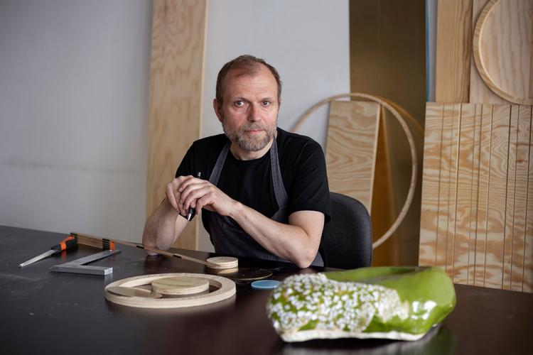 En typisk arbejdsdag i Peter Holst Henckels kunstnerliv er et kludetæppe af forskellige projekter og opgaver. Når han ikke står i atelieret, går tiden blandt andet med at udvikle og researche på nye projekter. Foto: Frida Gregersen