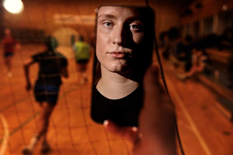 Johanne Persson er håndboldspiller og Team Danmark-elev. Hun har sat retningslinjer op for sig selv og sit mobilbrug, men hun synes ofte, at det er meget svært at administrere. Foto: Jacob Ehrbahn