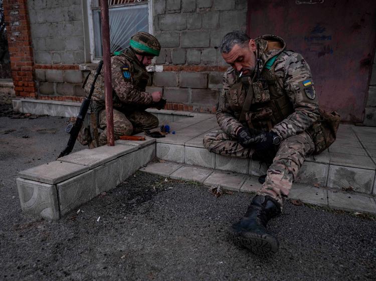 »Det seneste år har på godt og ondt lært os, at verden ikke kommer og redder os«, skriver ukrainske Natalija Humenjuk. På billedet ses ukrainske soldater ved fronten.  Foto: Handout/Ritzau Scanpix