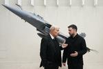 Volodymyr Zelenskyj besøgte den franske flyproducent Dassault i Cergy nordøst for Paris i december, hvor han talte med adm. direktør Éric Trappier. Det var kort efter, at Macron annoncerede, at Frankrig vil levere op til 100 Rafale-kampfly (som produceres af Dassault) til Ukraine. Foto: Dimitar Dilkoff/Ritzau Scanpix
