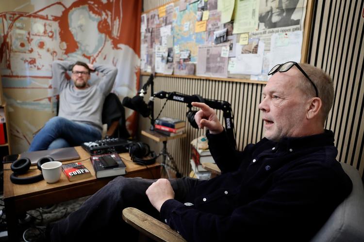 Gennem adskillige år har makkerparret Anders Christiansen (t.v.) og Christian Kirk Muff udsendt podcasten 'Det Hemmeligste Af Det Hemmelige', hvor de særlig intenst har dyrket det uopklarede drab i 1986 på Sveriges statsminister, Olof Palme. Nu udsender de en bog om mysteriet og fremsætter deres teori om, hvem der stod bag.   Foto: Jens Dresling