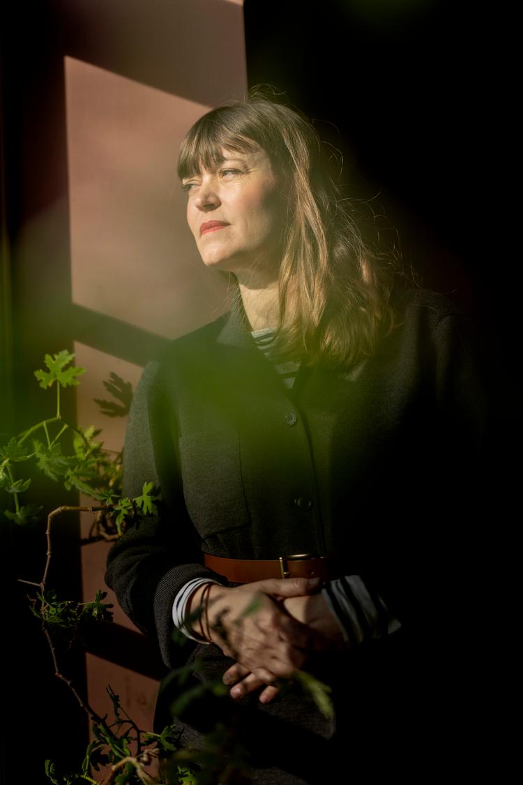 Før tilbragte Anna Sofie Jacobsen sine arbejdsdage som fastansat på et kontor. Nu er haven centrum for hendes selvstændige arbejdsliv.  Foto: Mads Nissen