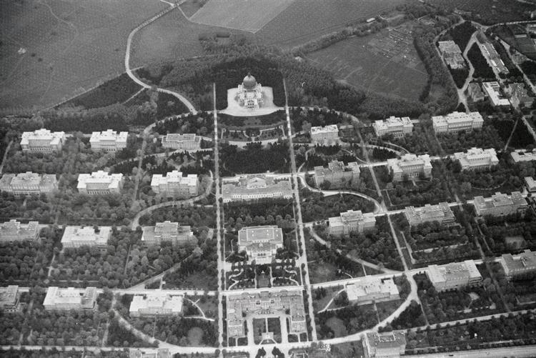 Steinhof-anlægget i Wien blev opført i 1907 og var engang sindssygehospital. Mellem 1940 og 1945 blev det brugt af nazisterne som laboratorium for bl.a. medicinske forsøg på patienterne. Flere tusind blev deporteret til Hartheim Slot, hvor de blev aflivet med gas. Luftfotoet er fra 1932. Foto: Wikimedia Commons
