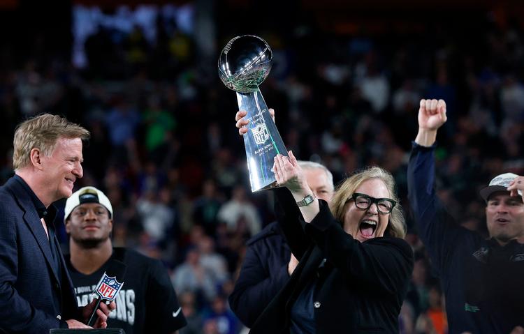 Jody Allen løftede søndag 8. februar Vince Lombardi-trofæet som bevis på Seattle Seahawks' sejr i Super Bowl. Hendes afdøde bror, Microsoft-medstifter Paul Allen, købte holdet i 1997 for 194 millioner dollar. Nu er det sat til salg og forventes at indbringe syv-otte milliarder dollar. Foto: Kevin C. Cox/Ritzau Scanpix