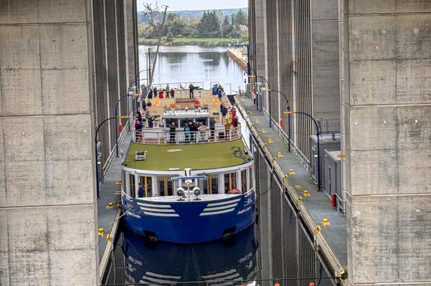 Skibene bliver liggende i vandet i et bassin og det hele bliver løftet 36 m fra den ene flod til den anden efter et princip som Arkimedes fandt på for 2000 år siden. Foto: Klaus Holsting