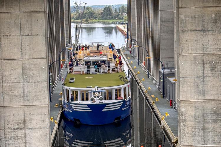 Skibene bliver liggende i vandet i et bassin og det hele bliver løftet 36 m fra den ene flod til den anden efter et princip som Arkimedes fandt på for 2000 år siden. Foto: Klaus Holsting