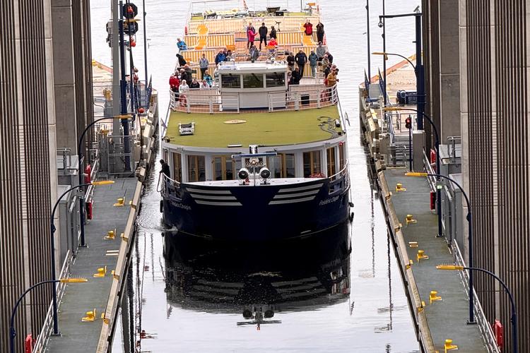 Skibene bliver liggende i vandet i et bassin og det hele bliver løftet 36 m fra den ene flod til den anden efter et princip som Arkimedes fandt på for 2000 år siden. Foto: Klaus Holsting