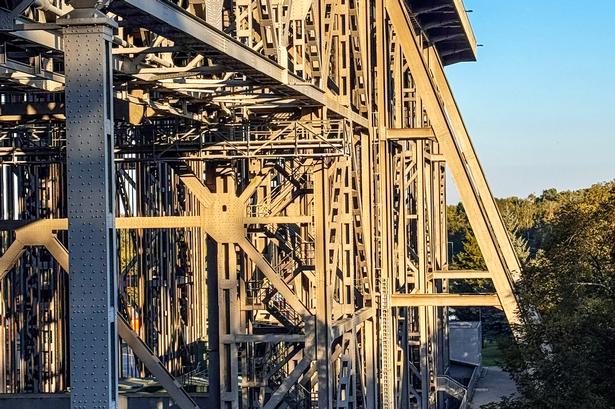 Stål og nitter så langt øjet rækker. I siderne skimtes de mange betonklodser der fungerer som modvægte når det store bassin i bunden løftes op. Foto: Klaus Holsting