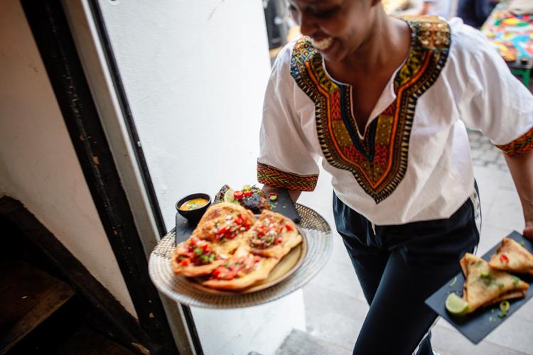 I år falder ramadan i vinterhalvåret. Fasten brydes allerede klokken cirka 17.29, så der er god mulighed for at bruge byen mere, mens restauranterne stadig har åbent. Her restaurant Sasaa på Blågårdsgade. Foto: Miriam Dalsgaard