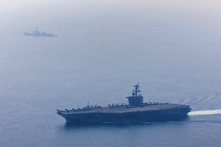 'USS Abraham Lincoln' befinder sig få hundrede kilometer fra den iranske kyst sammen med stribevis af andre amerikanske krigsskibe. Foto: U.s. Navy/Ritzau Scanpix