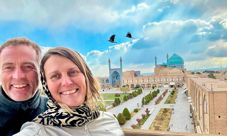 Craig og Lindsay Foreman, der her har taget en selfie på Naqsh-e Jahan-pladsen i Ishafan i Iran, rejste ind i Iran via Armenien. Foto: -/Ritzau Scanpix