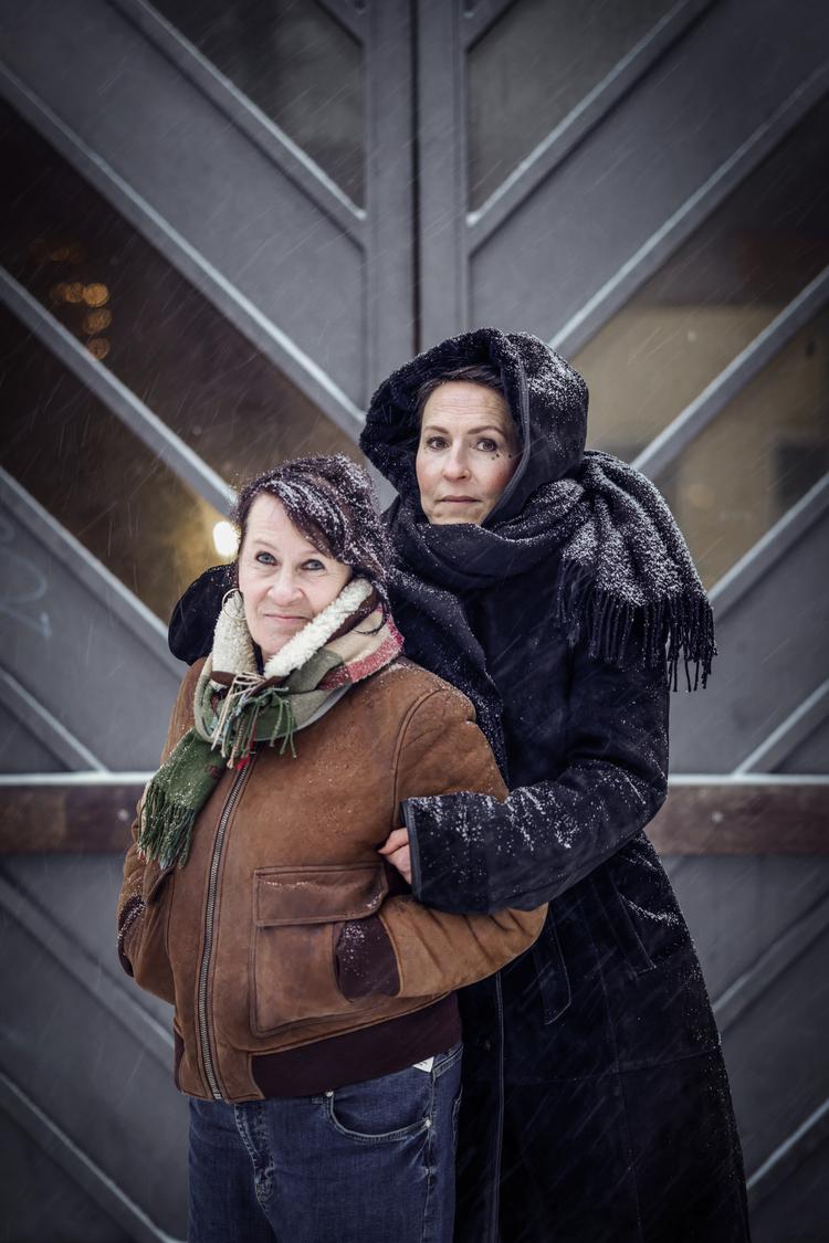 Line Norman Hjorth og Vigdis Hjorth har skrevet en bog om det år, hvor de begge fik brystkræft og blev hinanden tætteste pårørende.  Foto: Miriam Dalsgaard