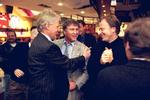 Sepp Piontek opretholdt et varmt forhold til mange af spillerne fra landsholdet i 1980'erne. Her ses han sammen med Morten Olsen (tv.) og Klaus Berggreen (th.). Foto: Claus Lunde