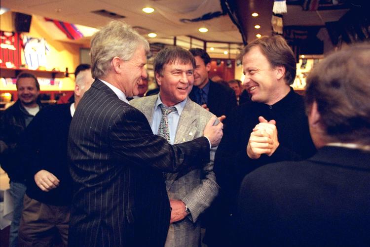 Sepp Piontek opretholdt et varmt forhold til mange af spillerne fra landsholdet i 1980'erne. Her ses han sammen med Morten Olsen (tv.) og Klaus Berggreen (th.). Foto: Claus Lunde