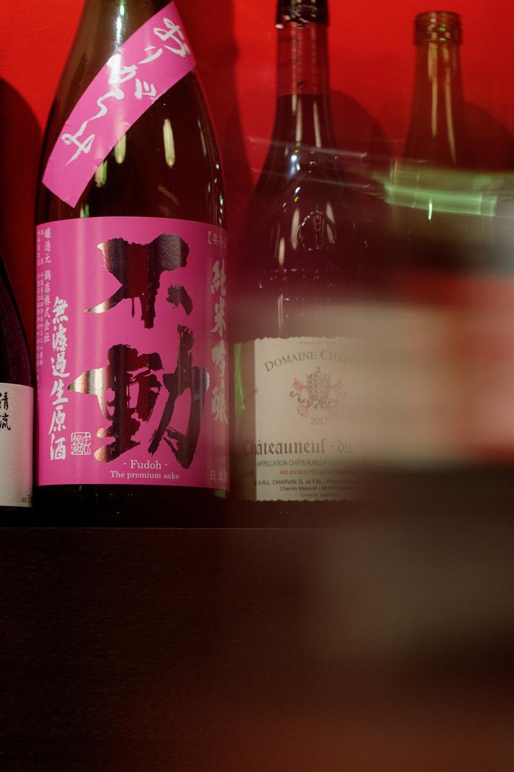 The wine list is strong, but the reviewer went with sake—and wasn’t disappointed. Foto: Loui Pedersen