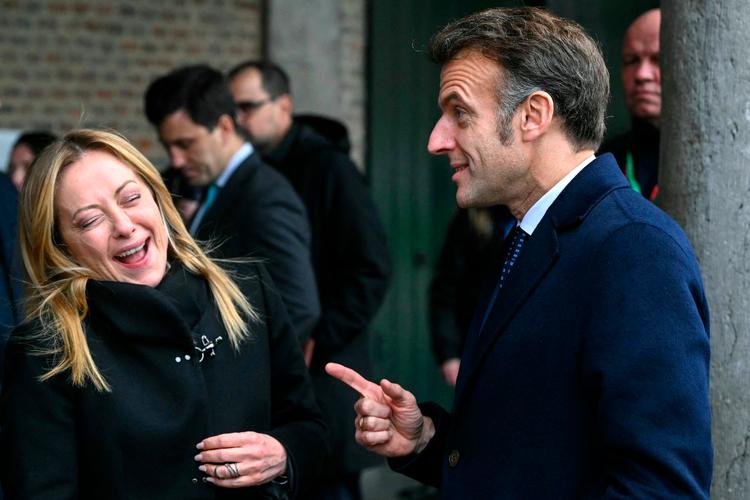 For en uge siden var tonen hjertelig mellem Italiens ministerpræsident, Giorgia Meloni, og Frankrigs præsident, Emmanuel Macron. Nu har drab på aktivist slået skår i forholdet. Foto: Nicolas Tucat/Ritzau Scanpix