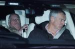 Torsdag aften forlod Andrew Mountbatten-Windsor politistationen i Aylsham på bagsædet af en bil efter sin anholdelse. Foto: Phil Noble/Ritzau Scanpix