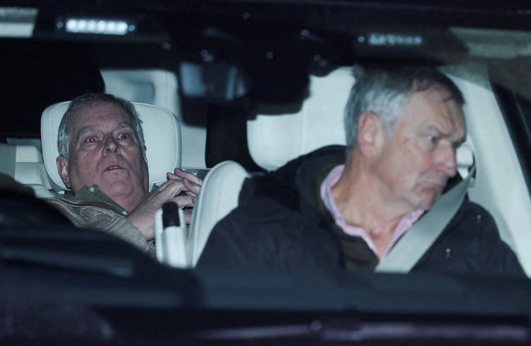Torsdag aften forlod Andrew Mountbatten-Windsor politistationen i Aylsham på bagsædet af en bil efter sin anholdelse. Foto: Phil Noble/Ritzau Scanpix