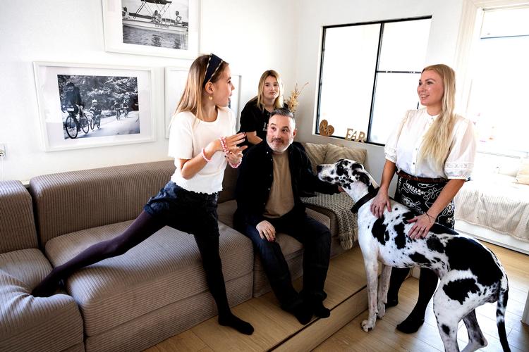 »Hvordan har vi indrettet et velfærdssystem, hvor selv de mest menneskelige medarbejdere må gemme sig bag regler og minimumskrav?«, skriver Maria Nore (t.h.). Foto: Finn Frandsen