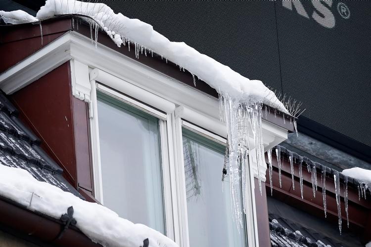 Is, is, og atter is. I weekenden stopper det, lyder prognosen. Og kommunen har jo alligevel givet op, når det kommer til at salte. Foto: Jens Dresling