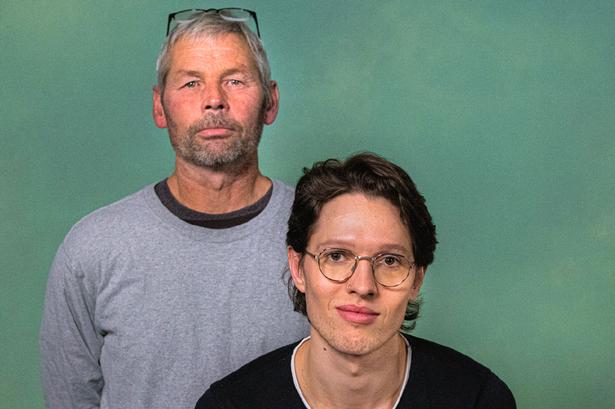 Far Morten Lund og søn Søren Torpegaard Lund forsøger at komme tættere på hinanden i DR-serien.  Foto: Frederik Uhrbrand