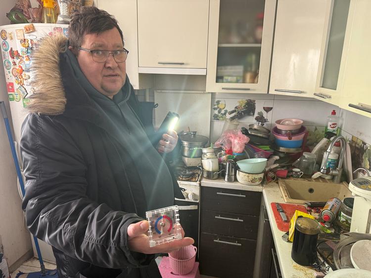 Oleksandr Benytj kæmper med at holde orden i den bidende kulde. Foto: Jens Bostrup