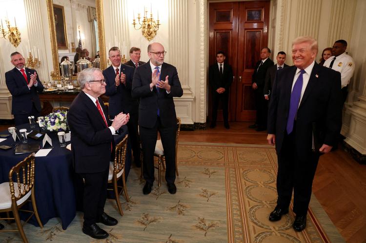 Donald Trump holdt morgenmadsmøde med en række guvernører torsdag. Under mødet fik han nyheden om højesterets afgørelse, som er en lussing til centrale dele af hans politik.  Foto: Kevin Lamarque/Ritzau Scanpix