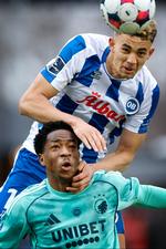 FCKs Geovanni Vianney Adjee og OBs Marcus McCoy.   Foto: Jens Dresling