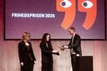 Politikens Frihedspris 2025 går til det ukrainske medie Kyiv Independent. Her overrækker Politikens chefredaktør Christian Jensen prisen til chefredaktør Olga Rudenko og administrerende direktør Daryna Shevchenko. Foto: Thomas Borberg