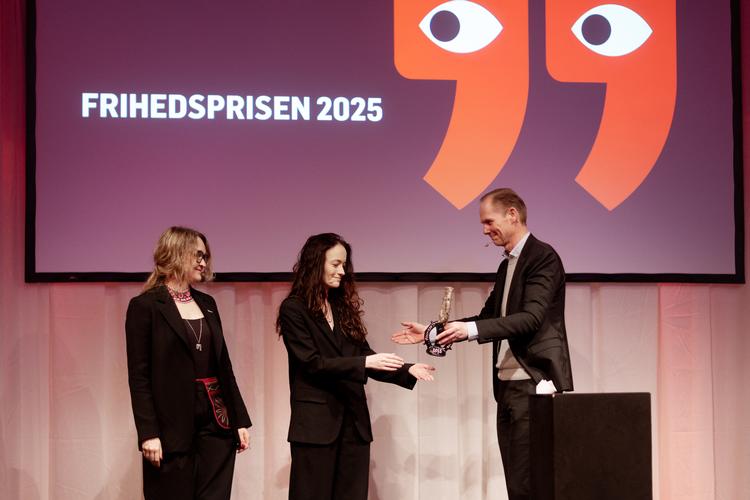 Politikens Frihedspris 2025 går til det ukrainske medie Kyiv Independent. Her overrækker Politikens chefredaktør Christian Jensen prisen til chefredaktør Olga Rudenko og administrerende direktør Daryna Shevchenko. Foto: Thomas Borberg