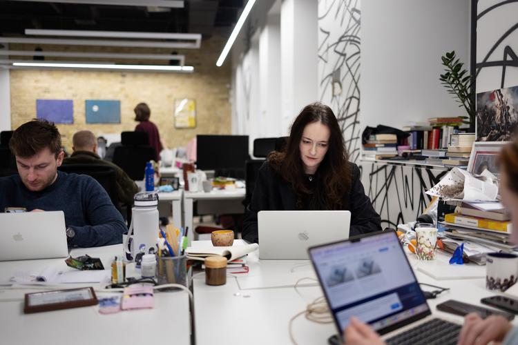 Kyiv Independent har ingen officiel adresse, men opererer i stedet fra en hemmelig lokation. Mediet mangler ofte elektricitet og varme, fordi Kyivs offentlige infrastruktur konstant rammes af russiske angreb. Det stopper dog ikke journalisterne fra at dække krigen. Foto: Thomas Borberg