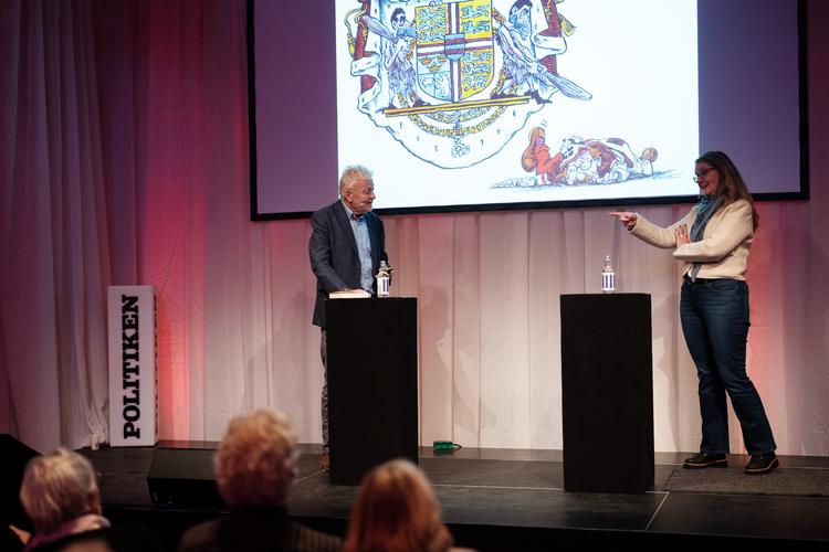 I mere end tre årtier har Politikens bladtegner Roald Als' pen fulgt dansk politik, herunder også i partiet Venstre. Det har Søs Marie Serup også, der tidligere har været  pressechef i partiet. Sammen gennemgik de satiriske tegninger og personlige anekdoter om det gamle folkeparti, der må siges at have befundet sig i mange kriser gennem årene. Foto: Thomas Borberg