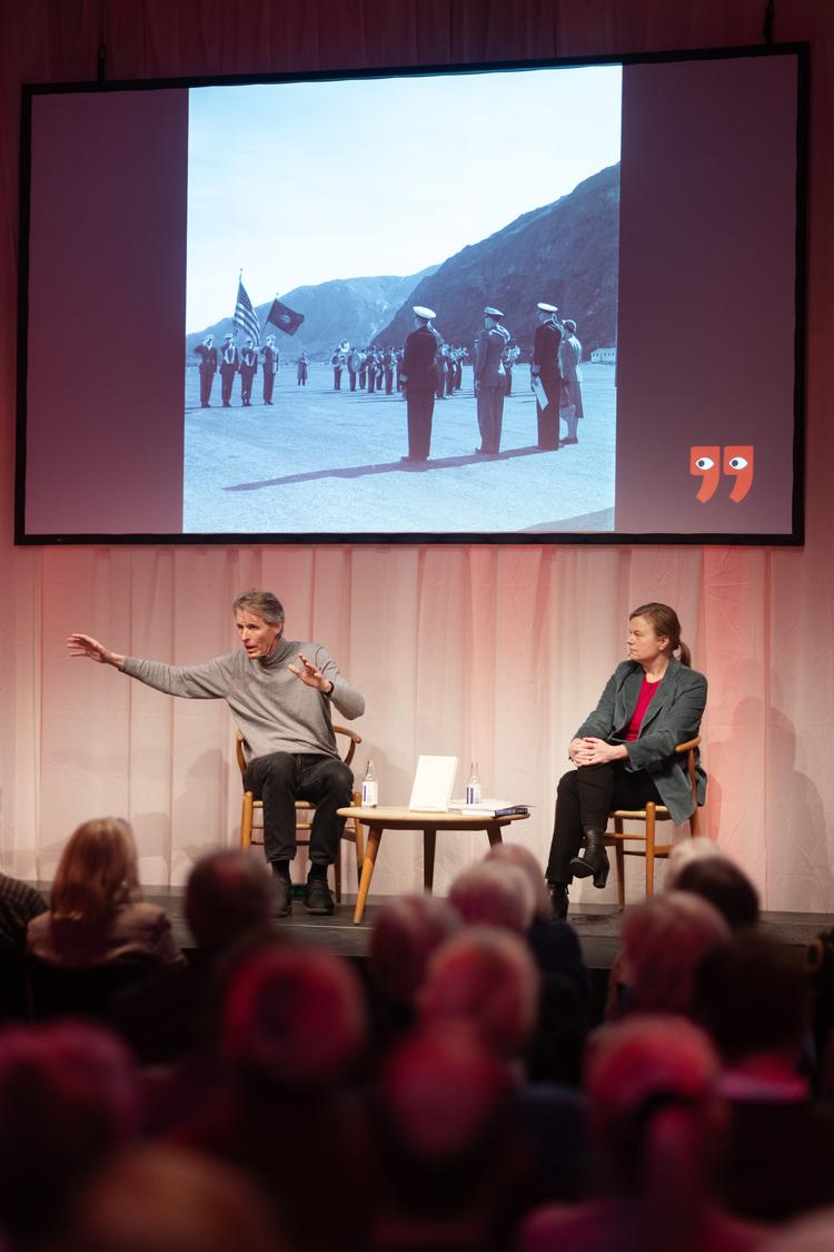 Historiker Bo Lidegaard var sammen med Politikens debatredaktør, Lotte Folke, inviteret til at tale om Lidegaards nye bog om Grønlands historie og ikke mindst Donald Trumps våde drøm et udvidet USA i arktis. Foto: Thomas Borberg