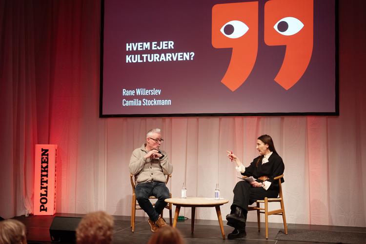 Rane Willerslev er igen blevet Nationalmuseets direktør. På scenen i samtale med kulturjournalist Camilla Stockmann talte de om noget så simpelt som, hvem der ejer den danske kulturarv.  Foto: Thomas Borberg