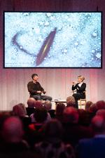 Mørkt stof udgør en fjerdedel af vores univers. Alligevel ved vi meget lidt om det hemmelige, mystiske stof. Derfor var astrofysiker Sarah Pearson, der forsøger at finde viden om stoffet ved at studere stjernestrømme, på scenen i samtale med Politikens videnskabsredaktør Lasse Foghsgaard. Foto: Thomas Borberg