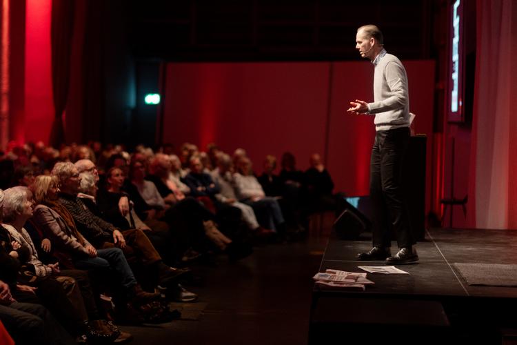 Politikens chefredaktør, Christian Jensen, tog publikum med ind i maskinrummet, da han fortalte om nogle af de største afsløringer i dansk presse fra Edward Snowden over den forbudte PET-bog til afsløringen af Inger Støjberg. Alle sagerne har den ting til fælles, nemlig whistleblowerens stemme og skjulte hånd. Foto: Thomas Borberg